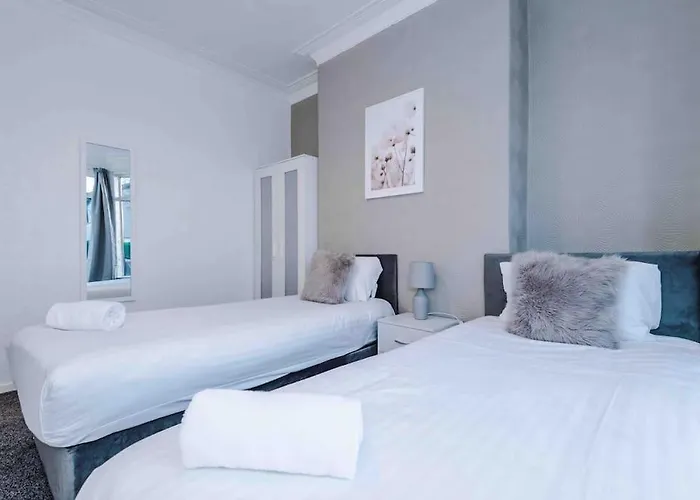 Prázdninový dům Comfy Four Bedroom House With Parking Manchester