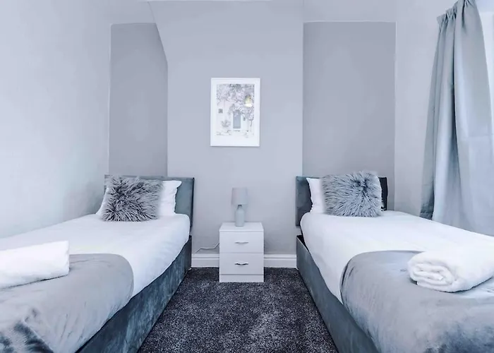 Comfy Four Bedroom House With Parking Mánchester