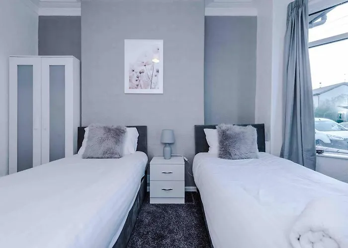 펜션 Comfy Four Bedroom House With Parking