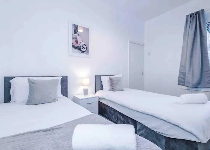 Сasa de vacaciones Comfy Four Bedroom House With Parking *