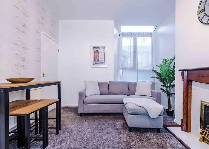 Comfy Four Bedroom House With Parking