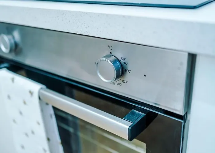 Comfy Four Bedroom House With Parking Сasa de vacaciones Mánchester