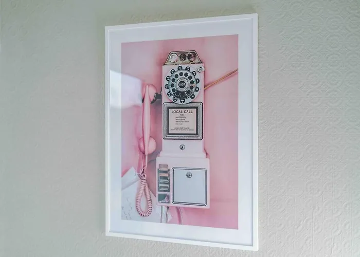 Comfy Four Bedroom House With Parking