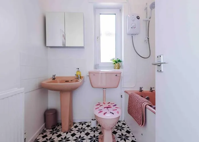 Comfy Four Bedroom House With Parking Prázdninový dům Manchester