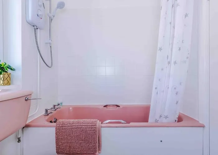 Comfy Four Bedroom House With Parking *