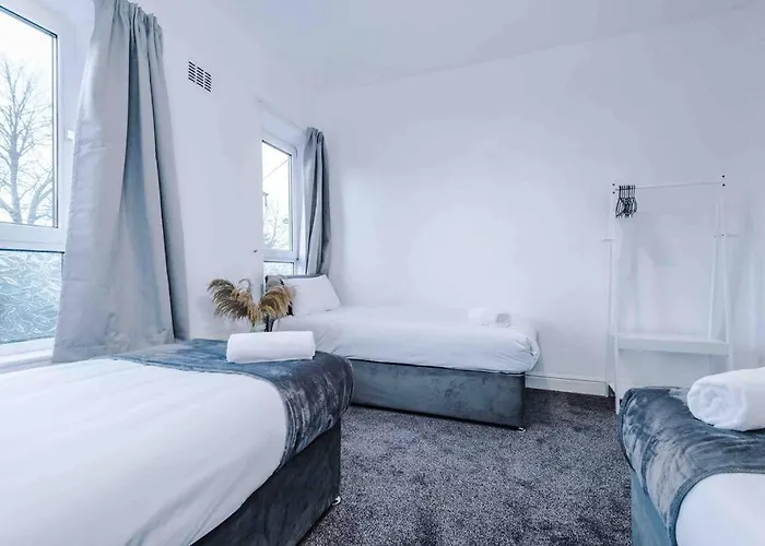 Comfy Four Bedroom House With Parking Сasa de vacaciones