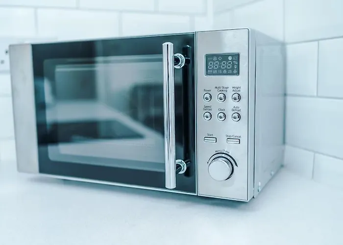 Comfy Four Bedroom House With Parking 펜션