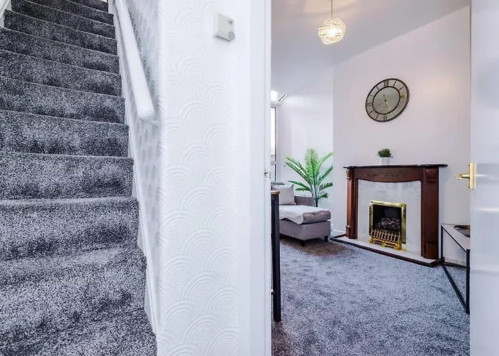 Prázdninový dům Comfy Four Bedroom House With Parking Manchester