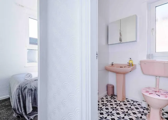 Comfy Four Bedroom House With Parking 맨체스터