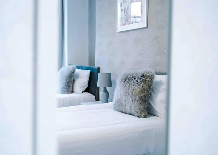 펜션 Comfy Four Bedroom House With Parking *