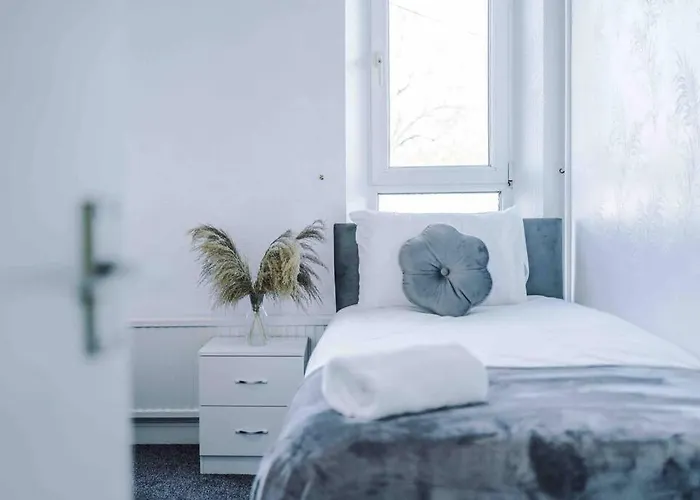 Prázdninový dům Comfy Four Bedroom House With Parking Manchester