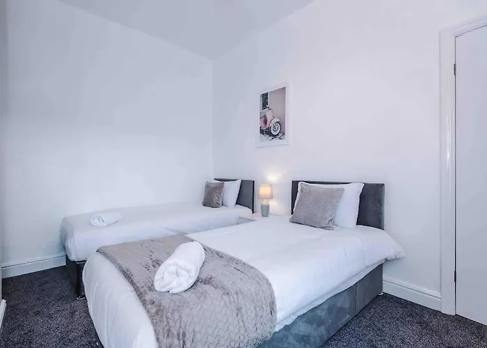 Comfy Four Bedroom House With Parking 펜션 *