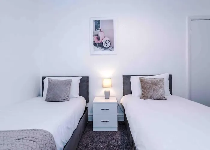 펜션 Comfy Four Bedroom House With Parking *