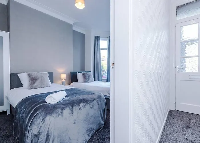 Comfy Four Bedroom House With Parking * 맨체스터