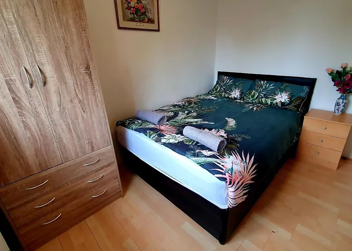 Lovely 3 Bedroom House مانشستر