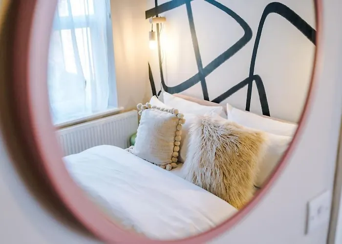 Modern 4-bedroom In 펜션