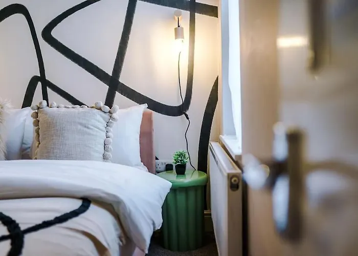 Modern 4-bedroom In 펜션