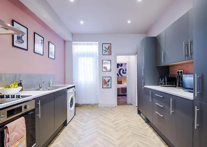 Modern 4-bedroom In 펜션 *