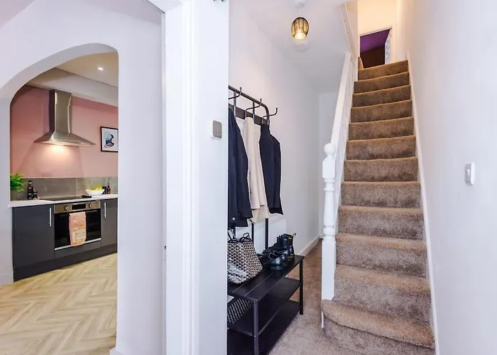 Modern 4-bedroom In 펜션