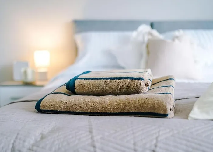 Stylish Home, Games Room, Sleeps 6, Large Driveway, Perfect For Groups *