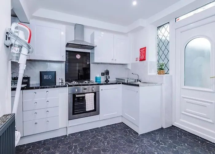 Stylish Home, Games Room, Sleeps 6, Large Driveway, Perfect For Groups * مانشستر