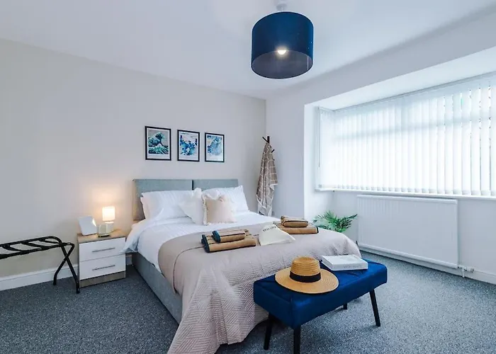 Stylish Home, Games Room, Sleeps 6, Large Driveway, Perfect For Groups