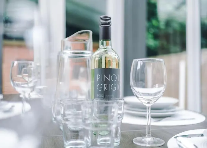 Stylish Home, Games Room, Sleeps 6, Large Driveway, Perfect For Groups *