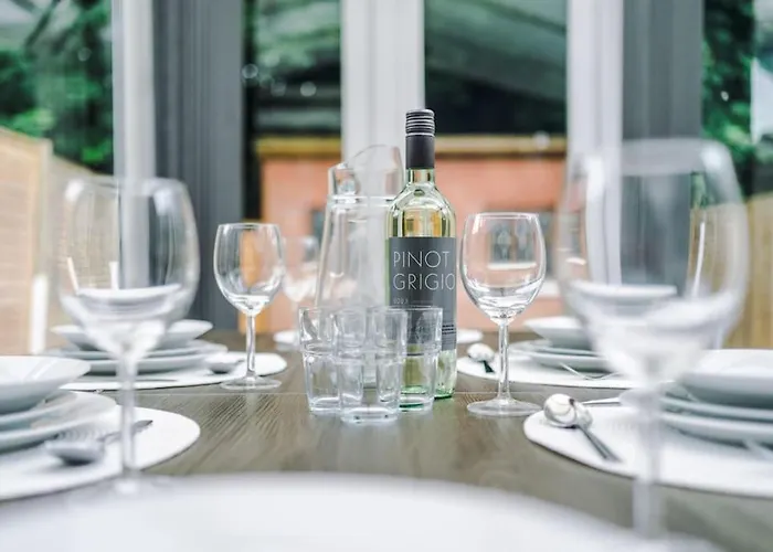 Stylish Home, Games Room, Sleeps 6, Large Driveway, Perfect For Groups マンチェスター