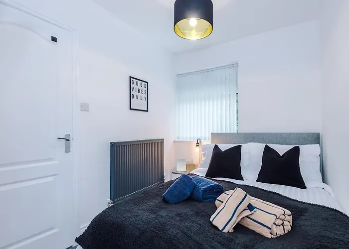 Stylish Home, Games Room, Sleeps 6, Large Driveway, Perfect For Groups شقة