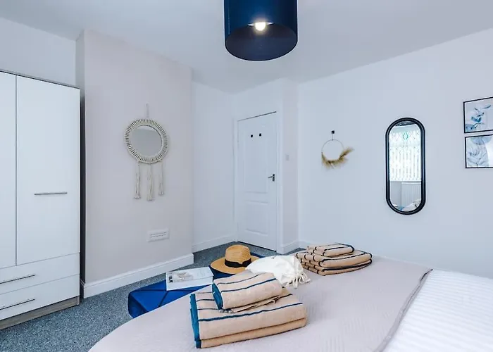 شقة Stylish Home, Games Room, Sleeps 6, Large Driveway, Perfect For Groups *