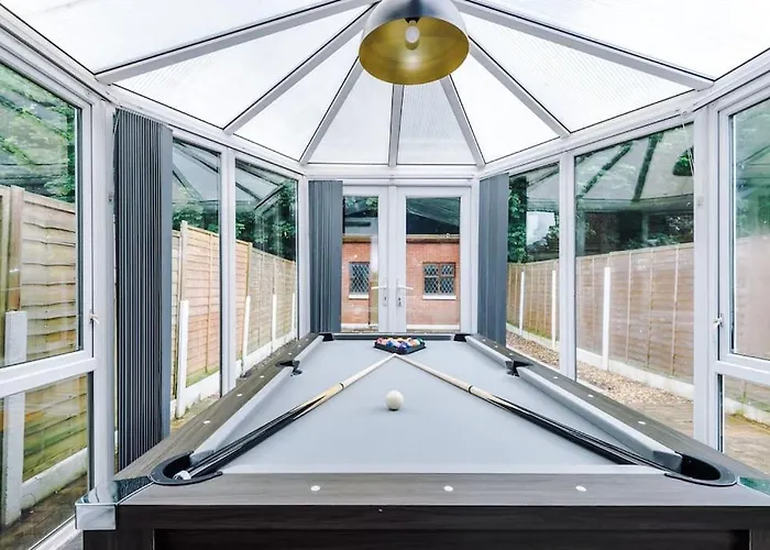 Stylish Home, Games Room, Sleeps 6, Large Driveway, Perfect For Groups شقة مانشستر