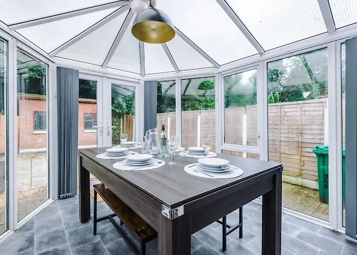 Stylish Home, Games Room, Sleeps 6, Large Driveway, Perfect For Groups *