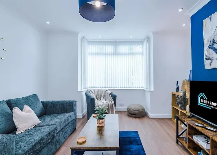 Stylish Home, Games Room, Sleeps 6, Large Driveway, Perfect For Groups شقة