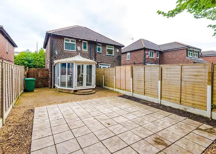 شقة Stylish Home, Games Room, Sleeps 6, Large Driveway, Perfect For Groups *