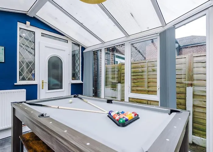 Stylish Home, Games Room, Sleeps 6, Large Driveway, Perfect For Groups