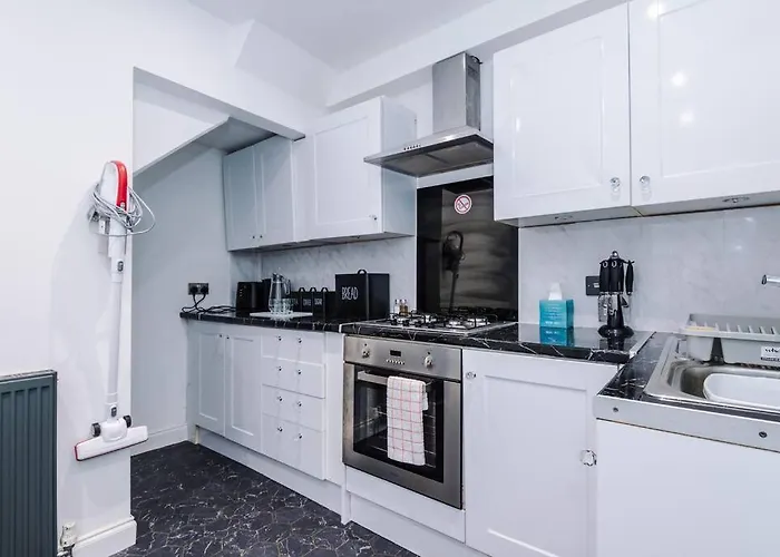 Stylish Home, Games Room, Sleeps 6, Large Driveway, Perfect For Groups مانشستر