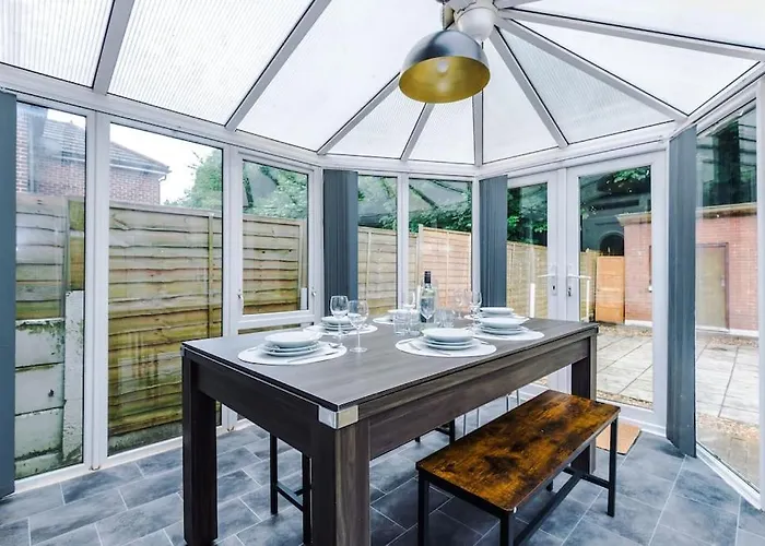 Stylish Home, Games Room, Sleeps 6, Large Driveway, Perfect For Groups * مانشستر