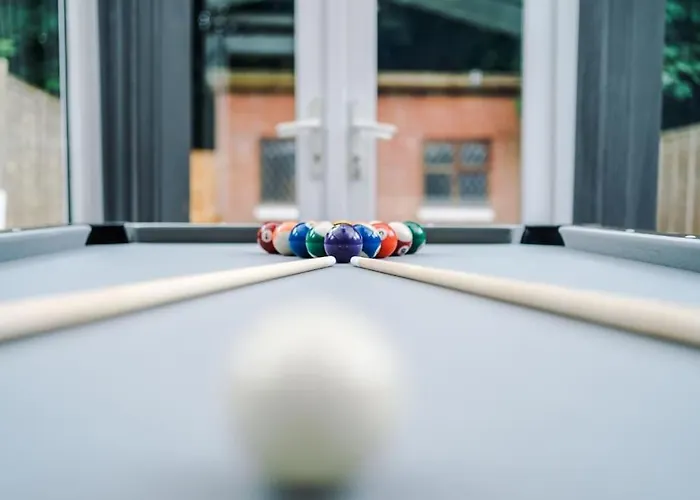 Stylish Home, Games Room, Sleeps 6, Large Driveway, Perfect For Groups شقة مانشستر