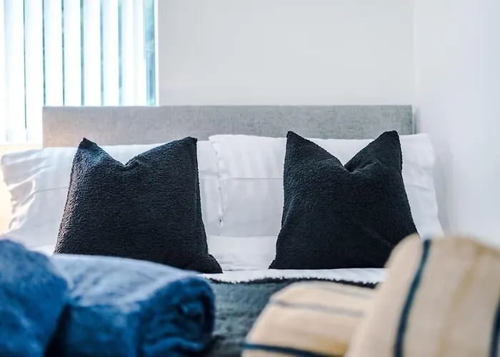 Stylish Home, Games Room, Sleeps 6, Large Driveway, Perfect For Groups