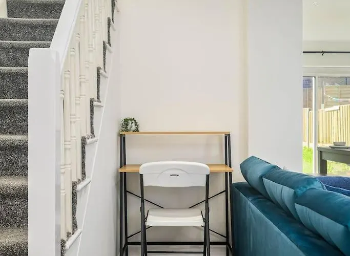 Spacious 4bed Home, Sleeps 10, Pool Table, Parking, Perfect For Groups 公寓