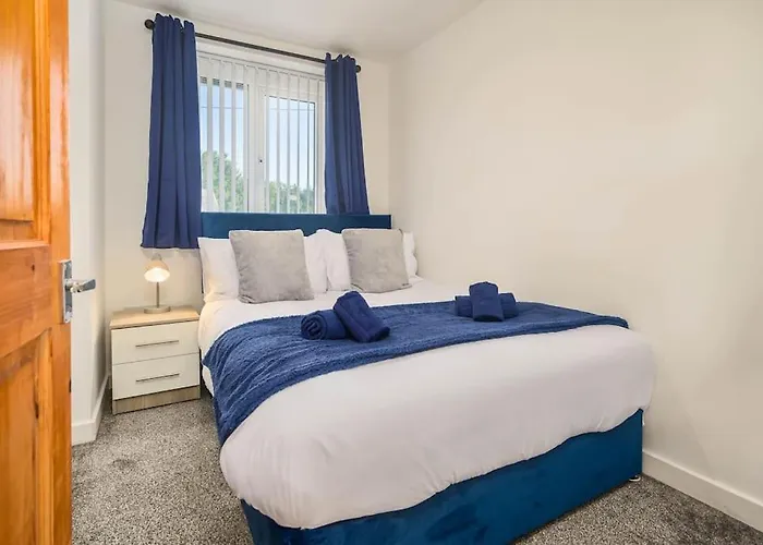 Spacious 4bed Home, Sleeps 10, Pool Table, Parking, Perfect For Groups Apartman