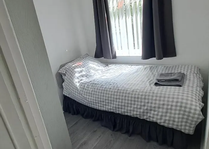 Dom wakacyjny Dalton House - Three Bedroom Stretford Free Parking Near The Trafford Centre Manchester