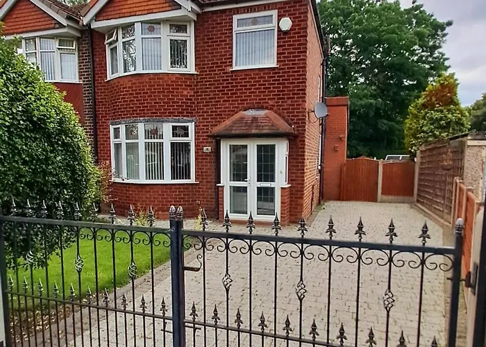 Feriehus Dalton House - Three Bedroom Stretford Free Parking Near The Trafford Centre *