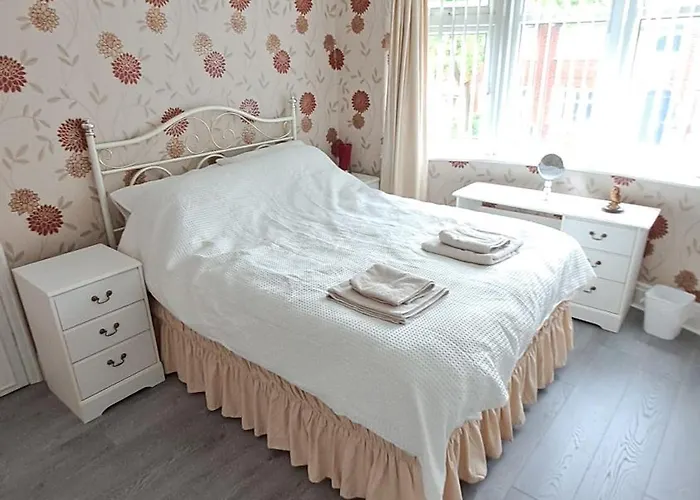 Dom wakacyjny Dalton House - Three Bedroom Stretford Free Parking Near The Trafford Centre