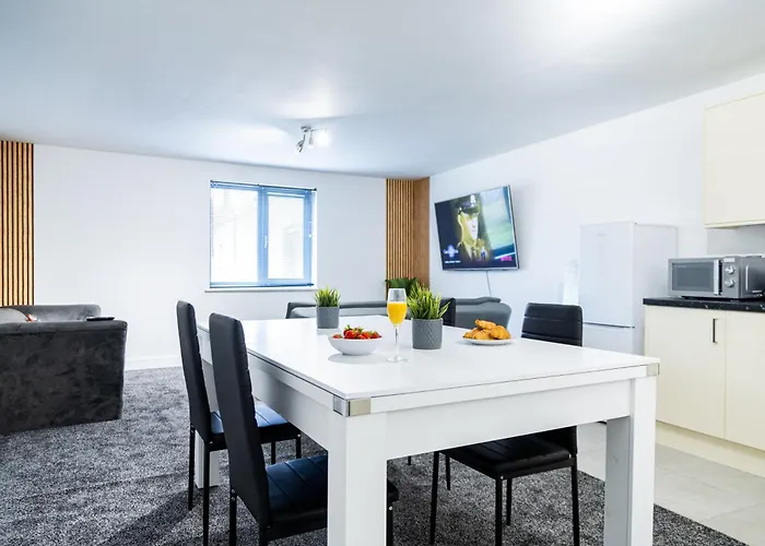 Spacious Ground Floor Near Old Trafford Stadium