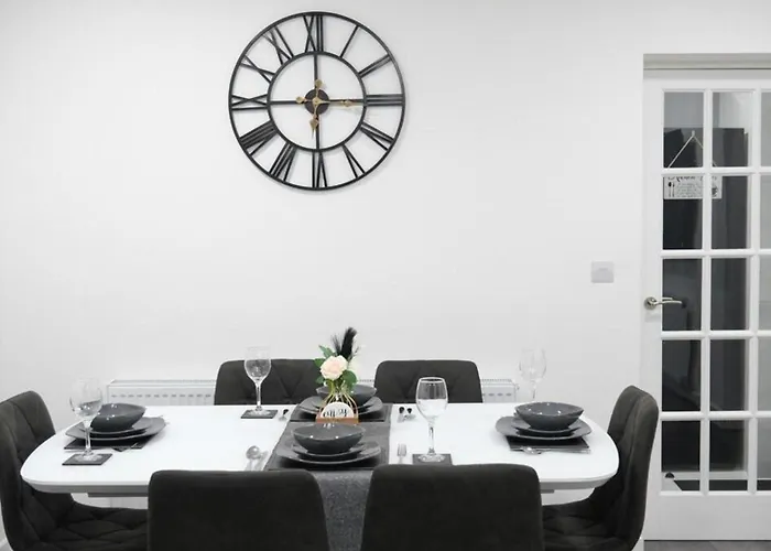 Entire 3-bed House Sleeps 5 W Parking Nyaraló *