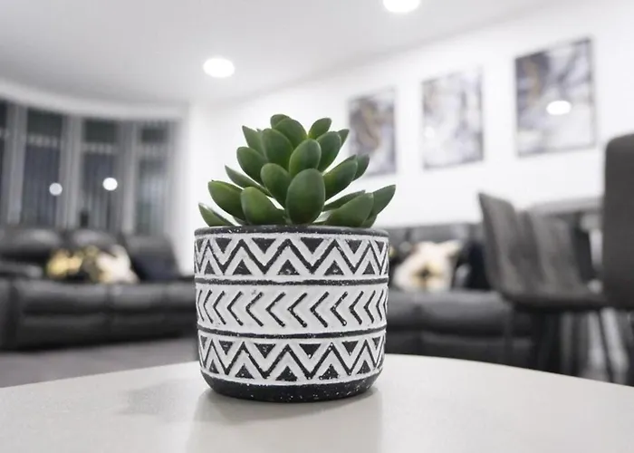 Holiday home Entire 3-bed House Sleeps 5 W Parking *