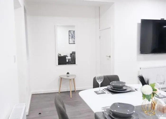 Entire 3-bed House Sleeps 5 W Parking Holiday home *