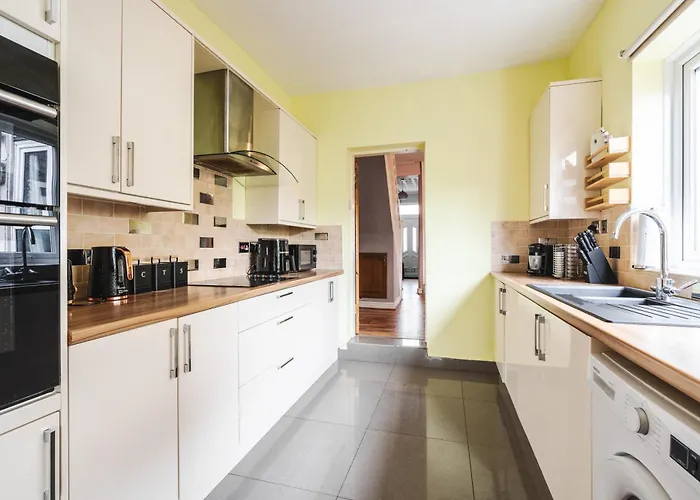 Vibrant & Spacious 3br House, Near & Salford Quays, Free Parking Manchester