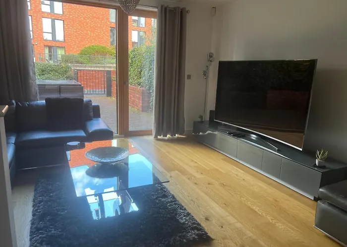 Dom wakacyjny Luxury Modern Town House, Centre, Free Secured Parking